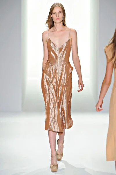 Look 10